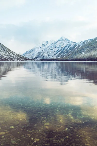 Tükör Felületét Egy Hegylánc Láthatáron Utazás Altaj Hegység Nemzeti Park — Stock Fotó