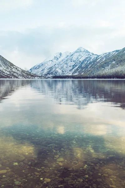 Spiegelend Oppervlak Van Het Meer Met Een Bergketen Aan Horizon — Stockfoto