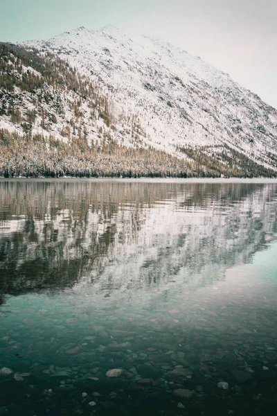 Επιφάνεια Καθρέφτη Της Λίμνης Μια Οροσειρά Στον Ορίζοντα Ταξίδι Στο — Φωτογραφία Αρχείου