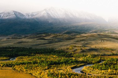 Nehrin bir dağ vadi şerit eğrileri. Yukarıdan Vadisi'nin güzel manzara.