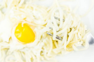 Sahanda yumurta ve spagetti çatalı üzerinde. Yemek öğle yemeği sırasında.