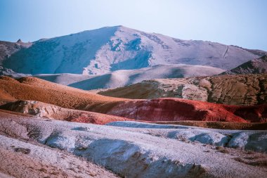 Görünüm kırmızı dağlar ve tepeler, Kızıl-Chin Mars peyzaj Altay Dağları milli parkta seyahat.