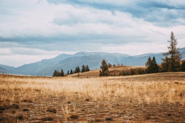 Dağ vadinin görünümü. Renkli gökyüzü altında tepeler.