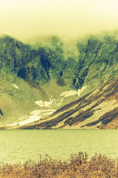 Vrchol Pohled Břehu Horského Jezera Cesta Přes Vysočinu Turistické Atrakce — Stock fotografie