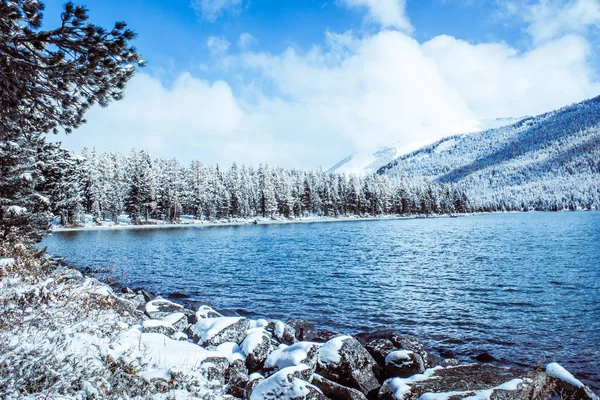 山岳地帯で冬の湖の鏡面 山に初雪 アルタイ山脈の国立公園への旅行します — ストック写真