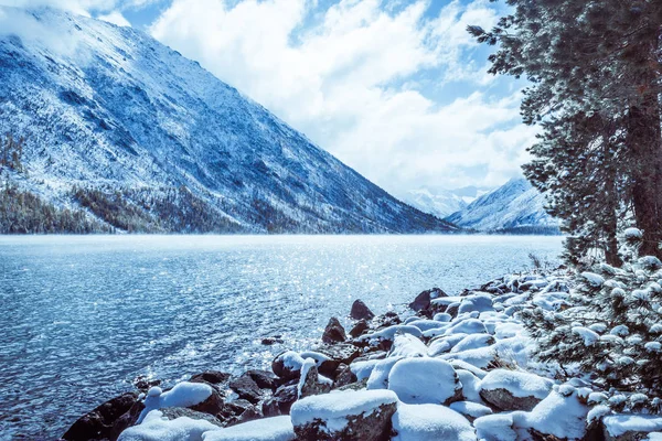 Superficie Specchio Del Lago Invernale Con Una Catena Montuosa Prima — Foto Stock