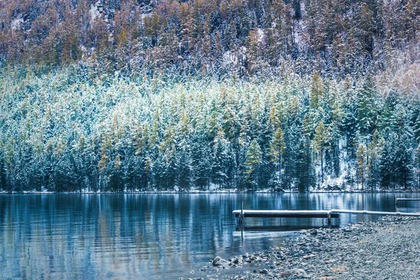 在山湖岸边自制的小船码头 — 图库照片