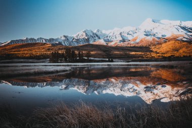 Ayna yüzeyine dağ Vadisi gölde. Renkli gökyüzü ufka uçurumlarda doruklarına. Sonbahar hava