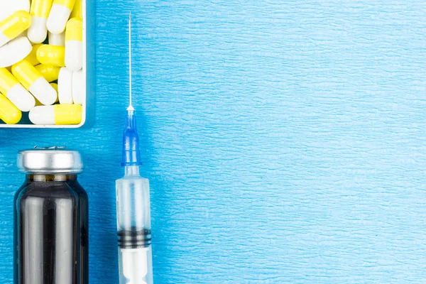 Comprimés Ampoules Seringues Blancs Jaunes Médicaments Sur Fond Bleu Espace — Photo