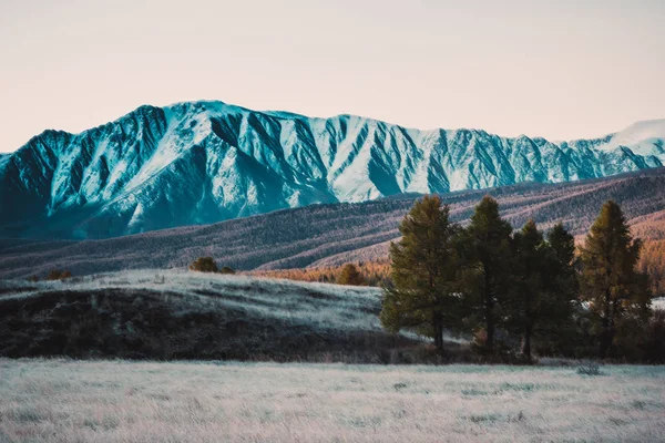 Piękny Widok Ośnieżonych Górskich Szczytów Kolorowe Górskiej Dolinie Skał — Zdjęcie stockowe