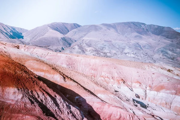 Colinas Cor Rosa Sob Céu Ensolarado Pedras Montanhas Cores Pastel — Fotografia de Stock