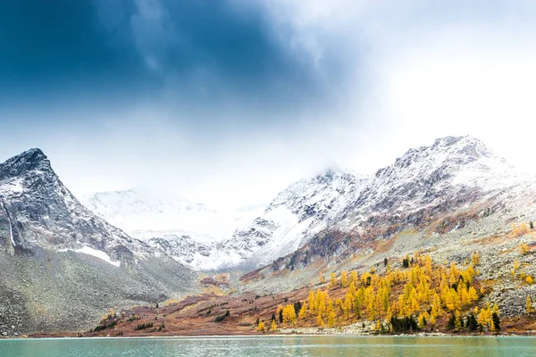 Lac Montagne Par Une Journée Ensoleillée Météo Automnale Montagne Les — Photo