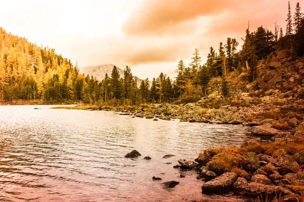 Güneşli bir dağ gölü. Sonbahar hava dağlarda. Kayalar doruklarına. Bir dağ vadi yürüyüş turu.