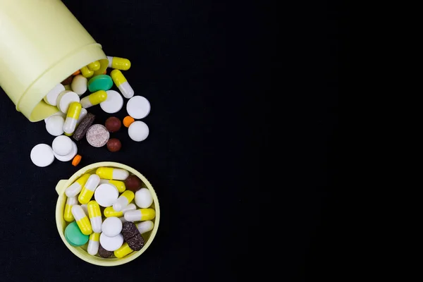 Tabletten Und Kapseln Aus Der Flasche Auf Dunklem Hintergrund Kopierraum — Stockfoto