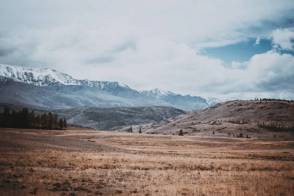 Вид Гірську Долину Пагорби Під Яскравим Небом — стокове фото