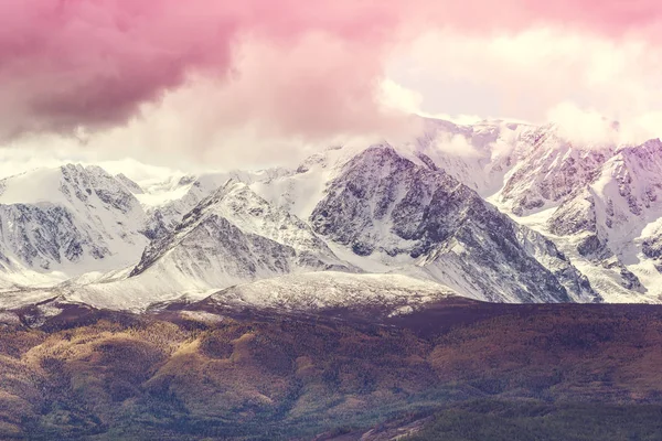 ピンクの空の下で雪に覆われた山脈のピーク パステル カラーの景色の石 — ストック写真