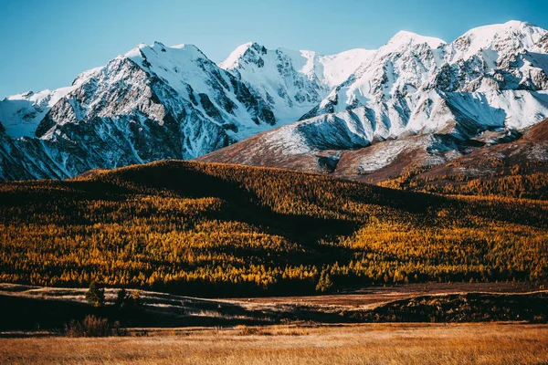 Schöne Aussicht Auf Die Bergkette Mit Schneebedeckten Gipfeln Landschaft Aus — Stockfoto