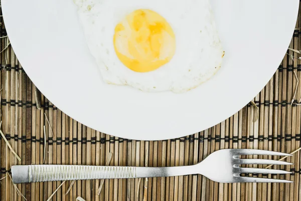 Sahanda Yumurta Beyaz Tabak Çatal Ahşap Masa Üzerinde Kafede Öğle — Stok fotoğraf