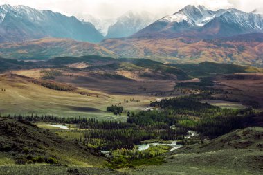 Dağ vadinin görünümü. Renkli gökyüzü altında tepeler.