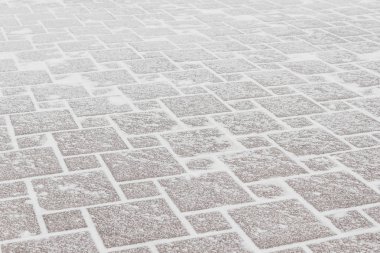 Frost ve kar altında kırmızı kiremit kaldırım. Şehir, soğuk hava buz.