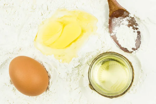 Uovo Cucchiaio Legno Bicchiere Olio Girasole Cottura Impastare Pasta Farina — Foto Stock