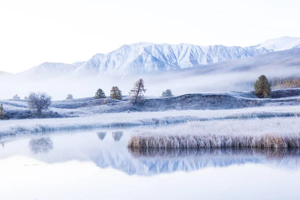 Jezioro Reflection Góry Powierzchni Wody Piękny Widok Pasmo Górskie Doliny — Zdjęcie stockowe