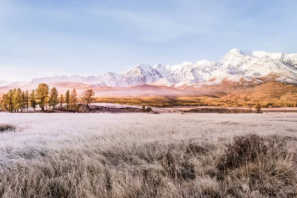 山ピーク 雪に覆われたピーク晴れた日 パステル カラー 秋の天候の山脈の風景します — ストック写真