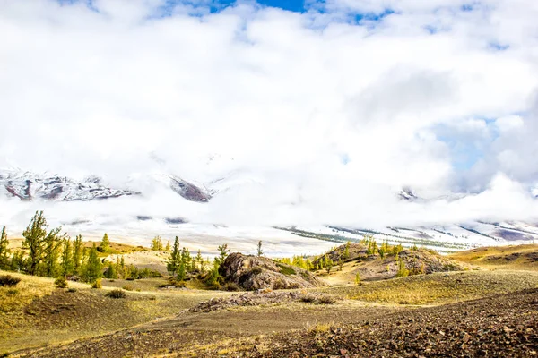 Blick Auf Die Bergkette Unter Den Dicken Wolken Landschaft Mit — Stockfoto