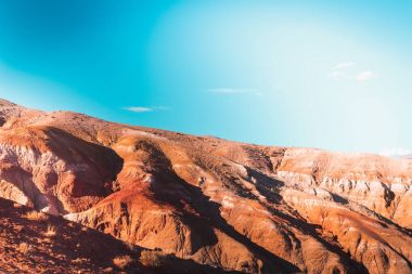 Renkli dağların mavi gökyüzünün altında. Kızıl-Chin, Altay kırmızı tepelerinde. Mars peyzaj. Kırmızı Kanyon.