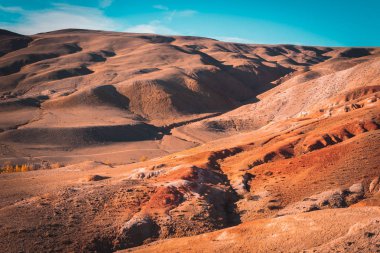 Renkli dağların mavi gökyüzünün altında. Kızıl-Chin, Altay kırmızı tepelerinde. Mars peyzaj. Kırmızı Kanyon.