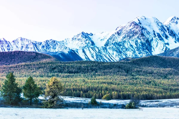 Schöne Aussicht Auf Die Schneebedeckten Berggipfel Buntes Gebirgstal Mit Felsen — Stockfoto