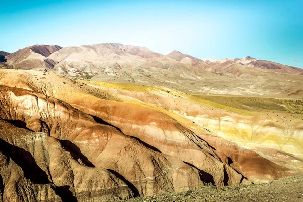 Montanhas Coloridas Sob Céu Azul Colinas Vermelhas Kyzyl Chin Altai — Fotografia de Stock