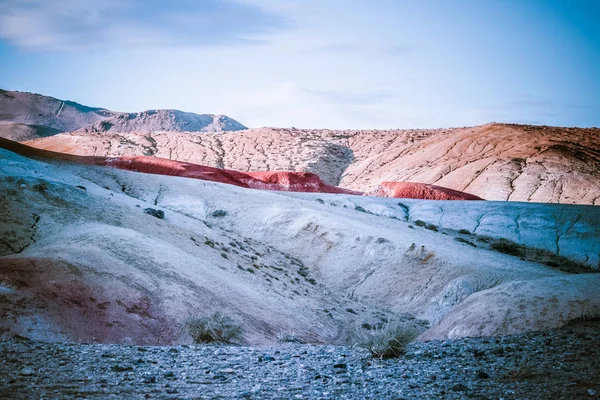 Colinas Cor Rosa Sob Céu Ensolarado Pedras Montanhas Cores Pastel — Fotografia de Stock