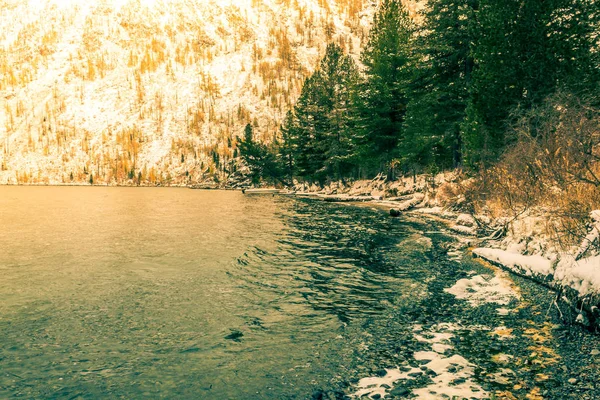 Schneebedecktes Ufer Eines Bergsees Blick Auf Felsen Und Kiefernwald Spätherbst — Stockfoto