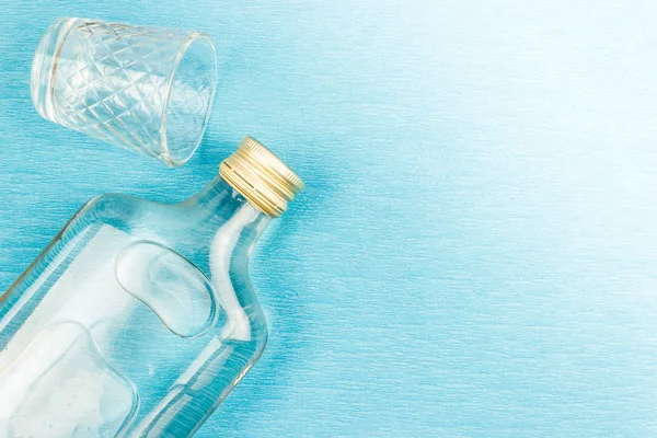 玻璃和平板玻璃瓶在蓝色背景 酒精饮料 伏特加 — 图库照片