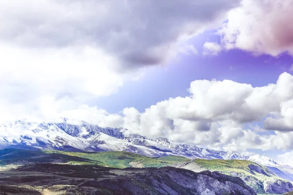 Kolorowy Widok Górskie Szczyty Śnieg Pod Chmurami — Zdjęcie stockowe