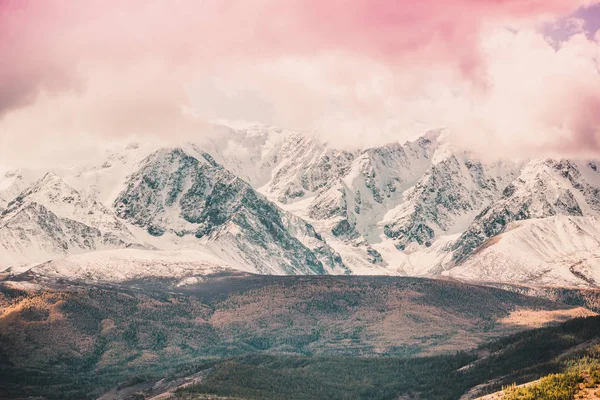 ピンクの空の下で山脈の雪のピーク パステル カラーの山の風景 — ストック写真
