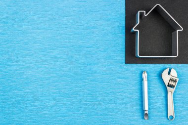 House, mavi bir arka plan üzerinde bir siluet sembolü. Metin için yer kopyalayın