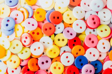 Arka plan olarak çok renkli dikiş düğmeleri