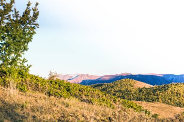 Dağ altında bulutlar, kayalık tepeler ve tepeler bulutlar, kayalık tepeler ve mavi gökyüzü altında tepeler altında mavi skymountain aralığı'nın altında