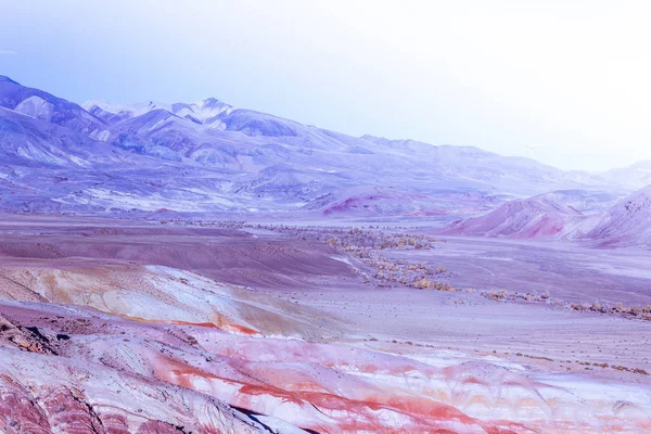 Colinas Cor Rosa Sob Céu Ensolarado Pedras Montanhas Cores Pastel — Fotografia de Stock