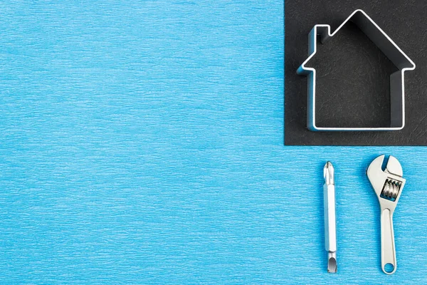 House, mavi bir arka plan üzerinde bir siluet sembolü. Metin için yer kopyalayın