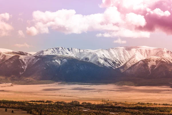Die Schneebedeckten Gipfel Der Bergkette Unter Dem Rosafarbenen Himmel Berglandschaft — Stockfoto