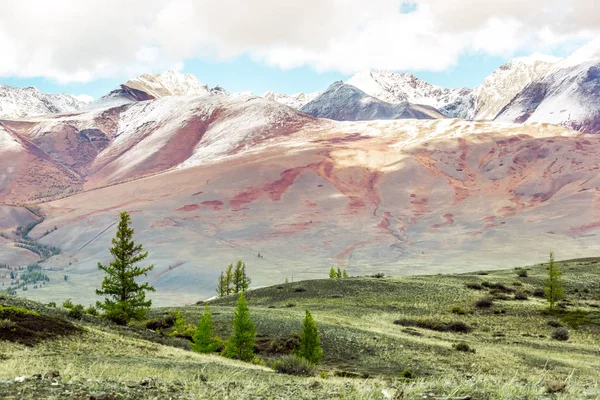 Piękny Widok Pasmo Górskie Ośnieżone Szczyty Krajobraz Dolin Górskich Klify — Zdjęcie stockowe