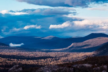 Dağ Vadisi ve tepeler güzel manzara