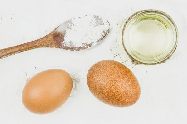 Uovo Cucchiaio Legno Bicchiere Olio Girasole Cottura Impastare Pasta Farina — Foto Stock