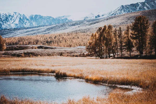 Reflexão Montanhas Com Picos Nevados Espelho Lago — Fotografia de Stock