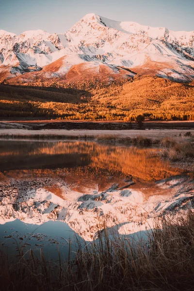 Szczyty Klifów Horyzoncie Kolorowe Niebo Powierzchni Lustra Jeziora Dolinie Górskiej — Zdjęcie stockowe