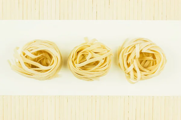 Nido Pasta Italiana Sfondo Bianco — Foto Stock