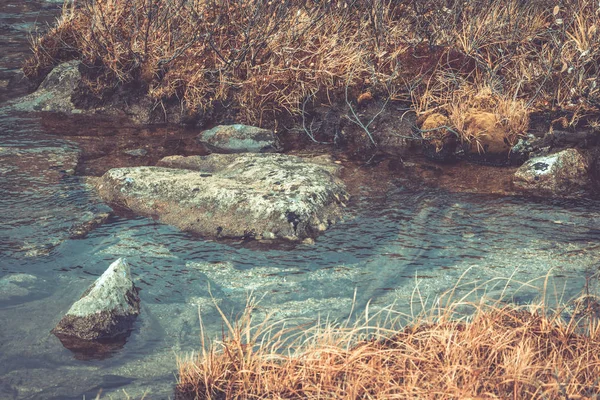 Gebirgsbach Den Felsen Einem Sommertag — Stockfoto